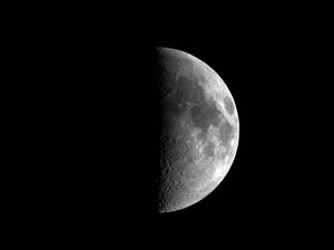 <span style="color: #b8b6e3; font-family: virgo">La Lune</span>